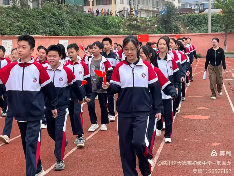 文明穿着校服 争做新时代好少年